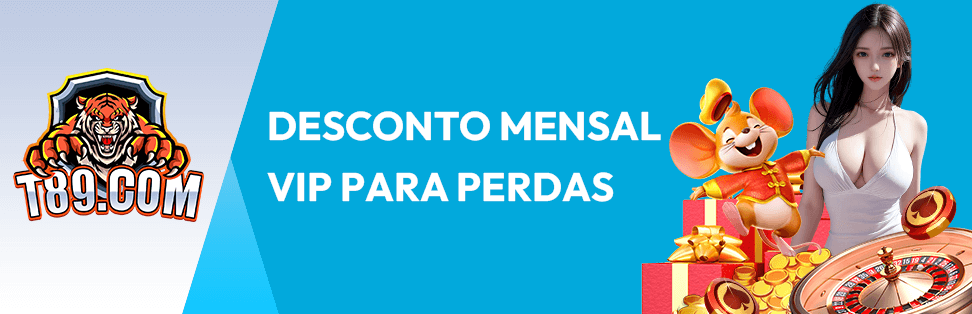 mulher incentiva marido a aposta no jogo de baralho